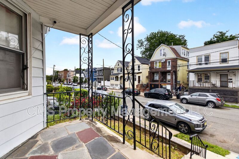 49 Welland Ave, 2nd Floor property image